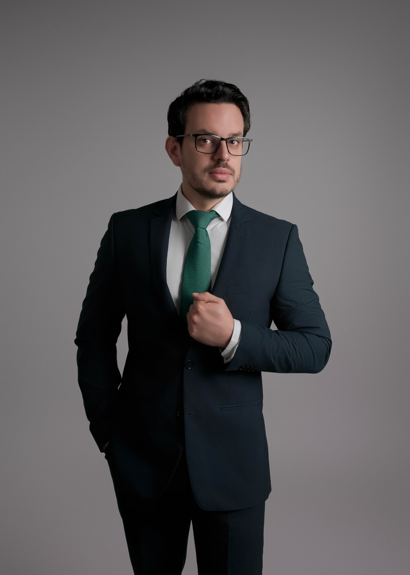 Adriano Barreto, planejador financeiro CFP®, em retrato de estúdio.